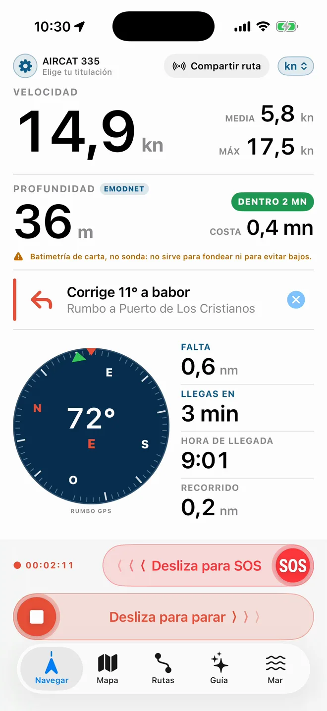 Pantalla Navegar de Embarca navegando frente a Tenerife: velocidad, rumbo, profundidad bajo el barco, distancia a la costa y hora estimada de llegada